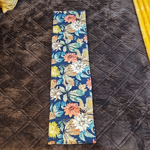 Table Runner - Picture 3 of 10